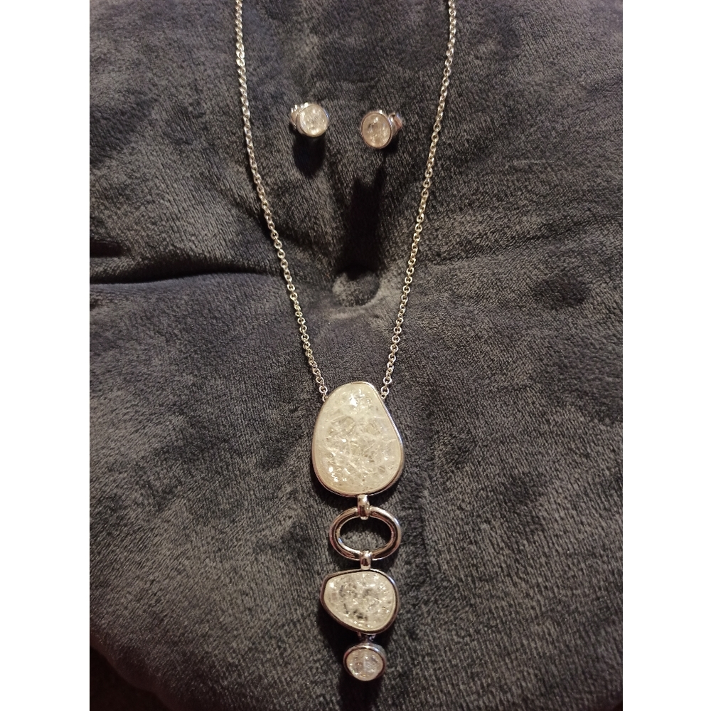 Avon SAQ Vintage Crackle Glass like Necklace and Earrings
